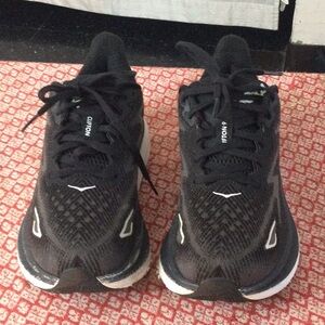 Women Hoka one one sneakers running sz7 5 used in good condition